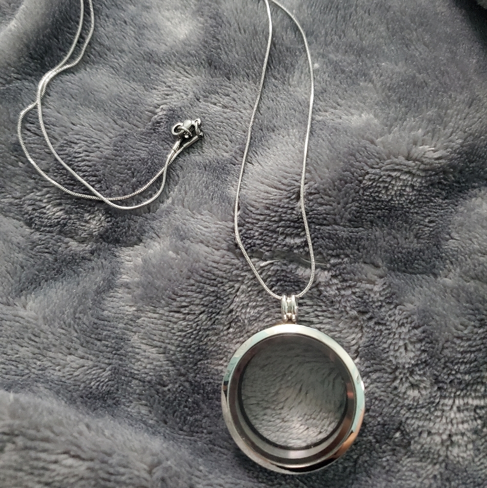 Floating Locket Comes W/ Chain And 3 Random Charms - image 3